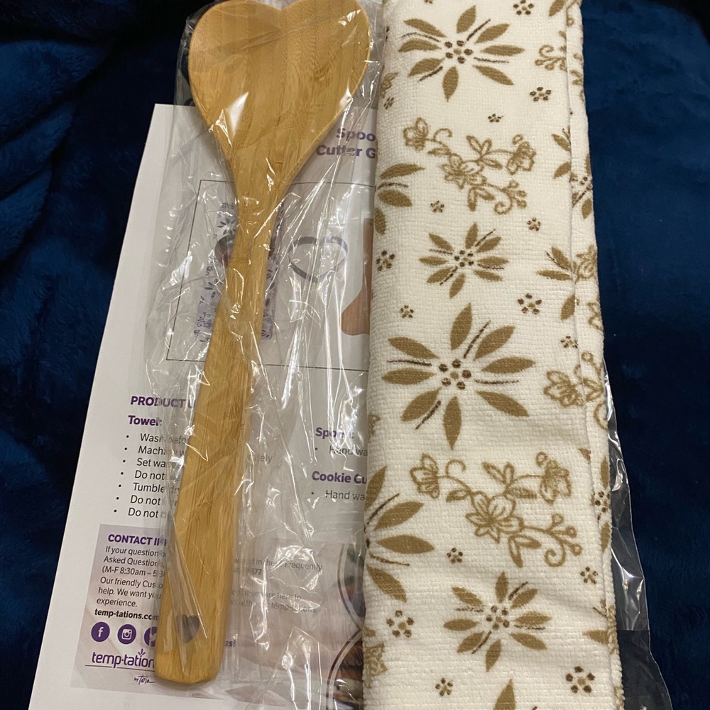 Floral Brown and white towel, Spoon and Cookie Cutter Hift Set - Picture 4 of 6